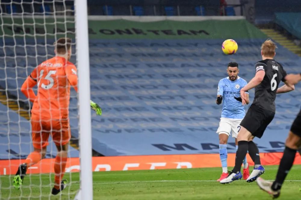 图片报：法兰克福解雇队医，因其在球队下榻酒店治疗对手球员