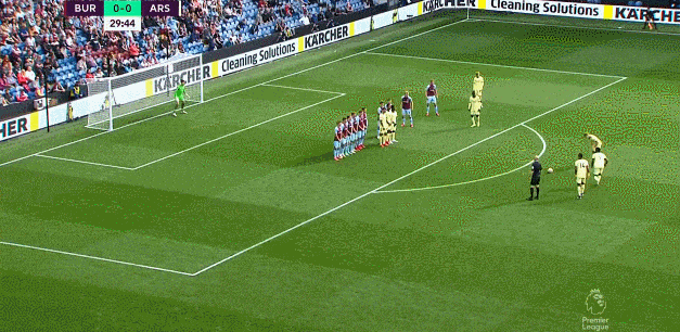 发生了什么？不敌纽卡后，瓜迪奥拉疑似和场边摄影师发生冲突