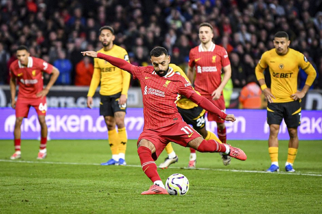 C罗中场休息时对裁判表达不满，讽刺道：你吹得太好了