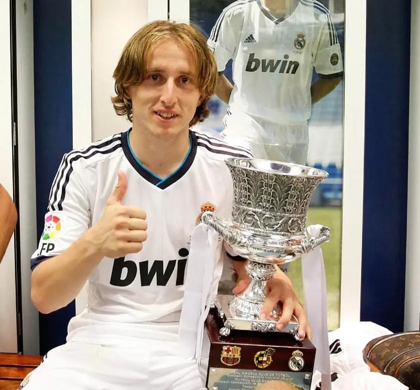 川超分区赛最佳阵出炉：南充门将成为票王，网红向男入选二阵