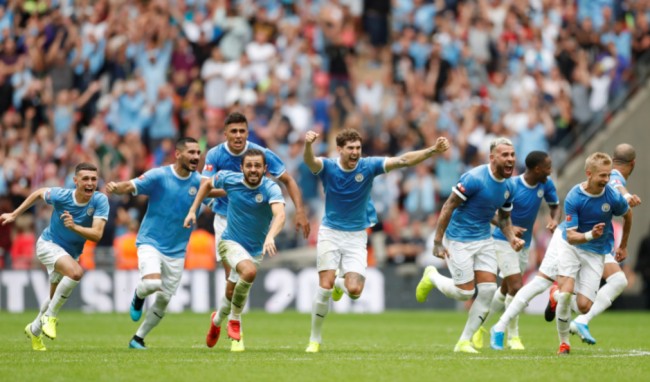 达尼洛同时斩获两座欧冠&解放者杯冠军，为历史首人