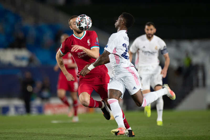 太阳报：女演员悉尼妹恢复单身后收到了大量英超球星的私信