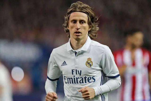 中国队以6战6胜战绩击败韩国、法国，王楚钦三战全胜，赛后坦言累，网友调侃其“铁人三项”。