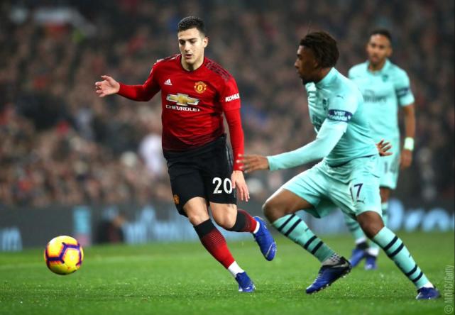 世体：内马尔一次支撑失误后接受处理，问题不大但引发了担忧